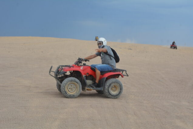 El Gouna Wüstentour Quad Ausflug in der Sahara", „Quad fahren in der Wüste bei El Gouna", „Beduinendorf Besuch bei der Quad Wüstentour El Gouna", „Kamelritt bei Sonnenuntergang während der Quad Safari El Gouna" Interne Verlinkung (Vorschlag): Jeep Safari El Gouna, Wüstensafari El Gouna, Sonnenuntergangs-Safari El Gouna, Ägypten Ausflüge El Gouna