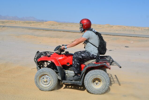  El Gouna Wüstensafari, Quad Bike Safari El Gouna, El Gouna Ausflüge, Wüstentour El Gouna Sonnenuntergang, Kamelritt El Gouna, Beduinendorf Besuch Ägypten, deutschsprachiger Guide El Gouna, private Safari El Gouna, Quad fahren Hurghada Region, BBQ Dinner Wüste Ägypten, was kostet eine Quad Safari in El Gouna, ist die Quad Safari für Anfänger geeignet, beste Ausflüge ab El Gouna, El Gouna Aktivitäten Familie, Wüstenausflug mit Abholung vom Hotel