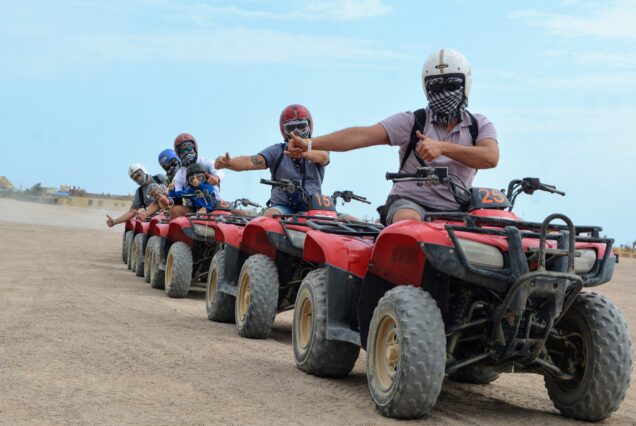 Sonnenuntergang, 5 Stunden Tour, Kleingruppe, Kamelritt, Abendessen, deutschsprachiger Guide, Wadi Canyon, Quad Safari El Gouna  „El Gouna Canyon Quad Ausflug bei Sonnenuntergang", „Kamelritt in der Wüste bei El Gouna", „Kleingruppe beim Quad fahren im Wadi Canyon", „Abendessen im Beduinencamp bei El Gouna"