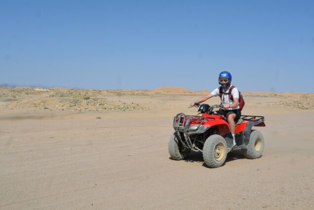  El Gouna Wüstensafari, Quad Bike Safari El Gouna, El Gouna Ausflüge, Wüstentour El Gouna Sonnenuntergang, Kamelritt El Gouna, Beduinendorf Besuch Ägypten, deutschsprachiger Guide El Gouna, private Safari El Gouna, Quad fahren Hurghada Region, BBQ Dinner Wüste Ägypten, was kostet eine Quad Safari in El Gouna, ist die Quad Safari für Anfänger geeignet, beste Ausflüge ab El Gouna, El Gouna Aktivitäten Familie, Wüstenausflug mit Abholung vom Hotel