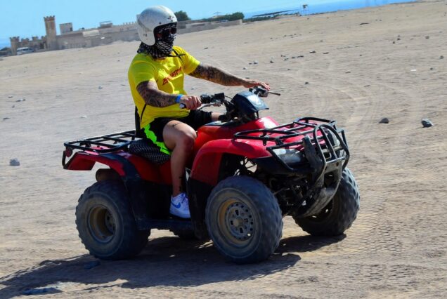 El Gouna Wüstentour Quad Ausflug in der Sahara", „Quad fahren in der Wüste bei El Gouna", „Beduinendorf Besuch bei der Quad Wüstentour El Gouna", „Kamelritt bei Sonnenuntergang während der Quad Safari El Gouna" Interne Verlinkung (Vorschlag): Jeep Safari El Gouna, Wüstensafari El Gouna, Sonnenuntergangs-Safari El Gouna, Ägypten Ausflüge El Gouna