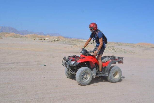  El Gouna Wüstensafari, Quad Bike Safari El Gouna, El Gouna Ausflüge, Wüstentour El Gouna Sonnenuntergang, Kamelritt El Gouna, Beduinendorf Besuch Ägypten, deutschsprachiger Guide El Gouna, private Safari El Gouna, Quad fahren Hurghada Region, BBQ Dinner Wüste Ägypten, was kostet eine Quad Safari in El Gouna, ist die Quad Safari für Anfänger geeignet, beste Ausflüge ab El Gouna, El Gouna Aktivitäten Familie, Wüstenausflug mit Abholung vom Hotel
