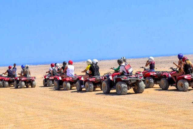 Sonnenuntergang, 5 Stunden Tour, Kleingruppe, Kamelritt, Abendessen, deutschsprachiger Guide, Wadi Canyon, Quad Safari El Gouna  „El Gouna Canyon Quad Ausflug bei Sonnenuntergang", „Kamelritt in der Wüste bei El Gouna", „Kleingruppe beim Quad fahren im Wadi Canyon", „Abendessen im Beduinencamp bei El Gouna"