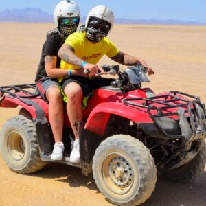 El Gouna Wüstentour Quad Ausflug in der Sahara", „Quad fahren in der Wüste bei El Gouna", „Beduinendorf Besuch bei der Quad Wüstentour El Gouna", „Kamelritt bei Sonnenuntergang während der Quad Safari El Gouna" Interne Verlinkung (Vorschlag): Jeep Safari El Gouna, Wüstensafari El Gouna, Sonnenuntergangs-Safari El Gouna, Ägypten Ausflüge El Gouna