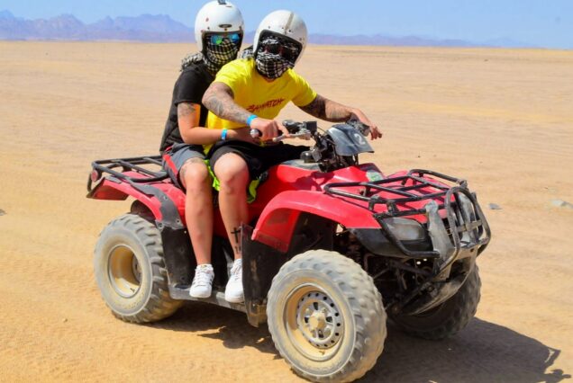 El Gouna Wüstentour Quad Ausflug in der Sahara", „Quad fahren in der Wüste bei El Gouna", „Beduinendorf Besuch bei der Quad Wüstentour El Gouna", „Kamelritt bei Sonnenuntergang während der Quad Safari El Gouna" Interne Verlinkung (Vorschlag): Jeep Safari El Gouna, Wüstensafari El Gouna, Sonnenuntergangs-Safari El Gouna, Ägypten Ausflüge El Gouna