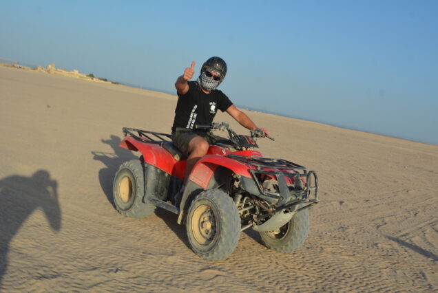 El Gouna Wüstentour Quad Ausflug in der Sahara", „Quad fahren in der Wüste bei El Gouna", „Beduinendorf Besuch bei der Quad Wüstentour El Gouna", „Kamelritt bei Sonnenuntergang während der Quad Safari El Gouna" Interne Verlinkung (Vorschlag): Jeep Safari El Gouna, Wüstensafari El Gouna, Sonnenuntergangs-Safari El Gouna, Ägypten Ausflüge El Gouna
