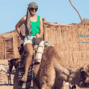 Kamelreiten in der Wüste von El Gouna bei Sonnenuntergang", „Kamelritt durch die Dünen bei El Gouna", „Beduinen-Guide beim Kamelreiten El Gouna