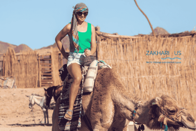 Kamelreiten in der Wüste von El Gouna bei Sonnenuntergang", „Kamelritt durch die Dünen bei El Gouna", „Beduinen-Guide beim Kamelreiten El Gouna